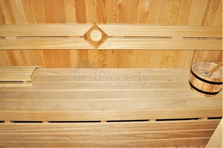 Penthouse 2 + 1 with access to the garden in a complex 500 m from the sea