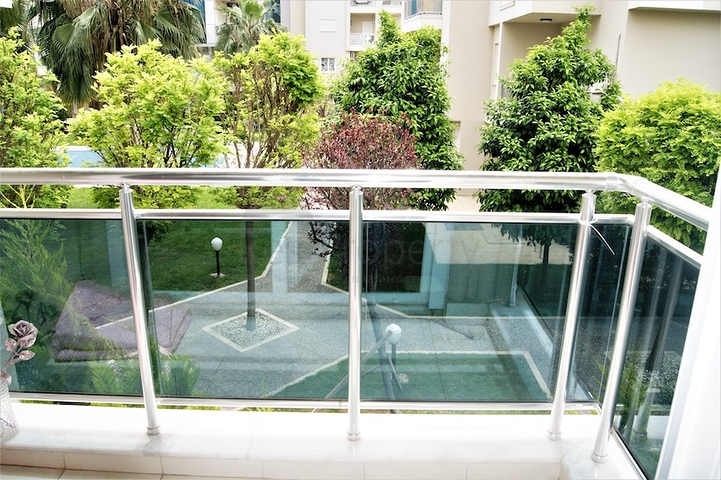 Penthouse 2 + 1 with access to the garden in a complex 500 m from the sea