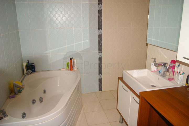 Penthouse 2 + 1 with access to the garden in a complex 500 m from the sea