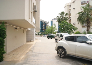 Penthouse 2 + 1 with access to the garden in a complex 500 m from the sea