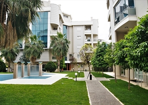 Penthouse 2 + 1 with access to the garden in a complex 500 m from the sea