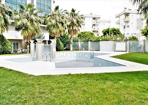 Penthouse 2 + 1 with access to the garden in a complex 500 m from the sea