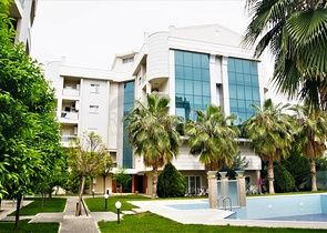 Penthouse 2 + 1 with access to the garden in a complex 500 m from the sea