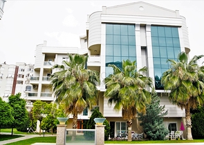 Penthouse 2 + 1 with access to the garden in a complex 500 m from the sea