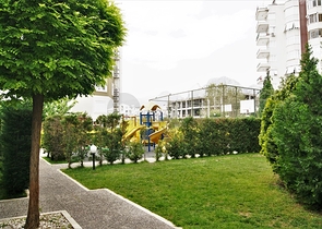 Penthouse 2 + 1 with access to the garden in a complex 500 m from the sea