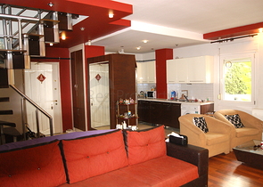 Penthouse 2 + 1 with access to the garden in a complex 500 m from the sea