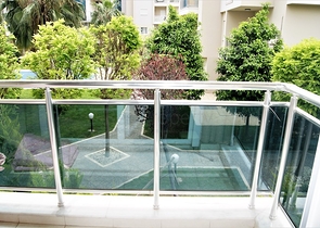 Penthouse 2 + 1 with access to the garden in a complex 500 m from the sea