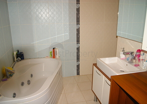 Penthouse 2 + 1 with access to the garden in a complex 500 m from the sea