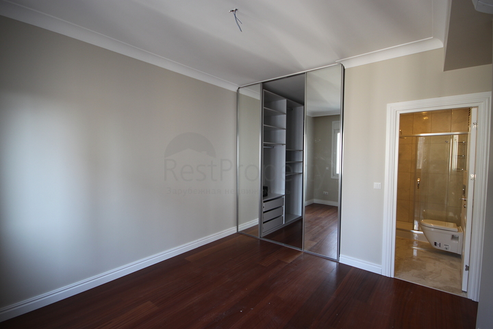 For sale 4-bedroom apartment in famous area of Kadikoy
