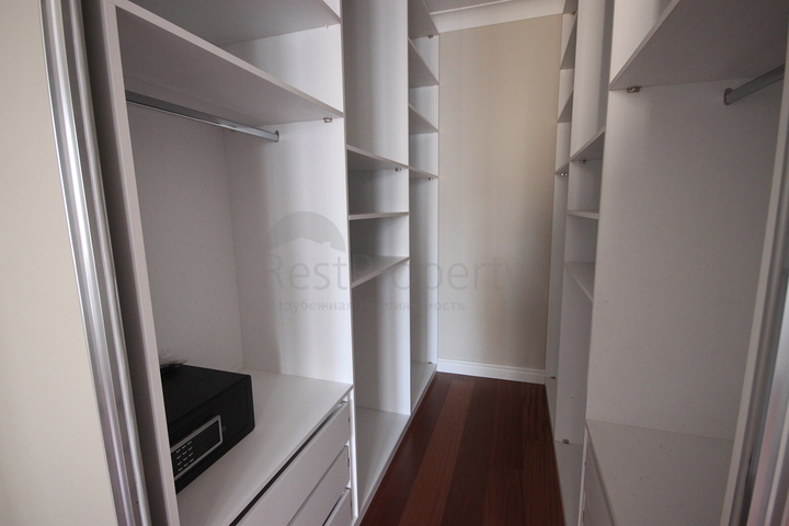 For sale 4-bedroom apartment in famous area of Kadikoy