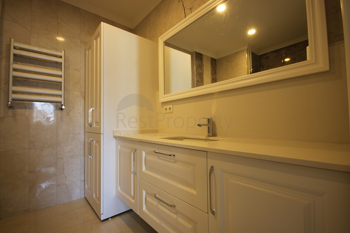 For sale 4-bedroom apartment in famous area of Kadikoy