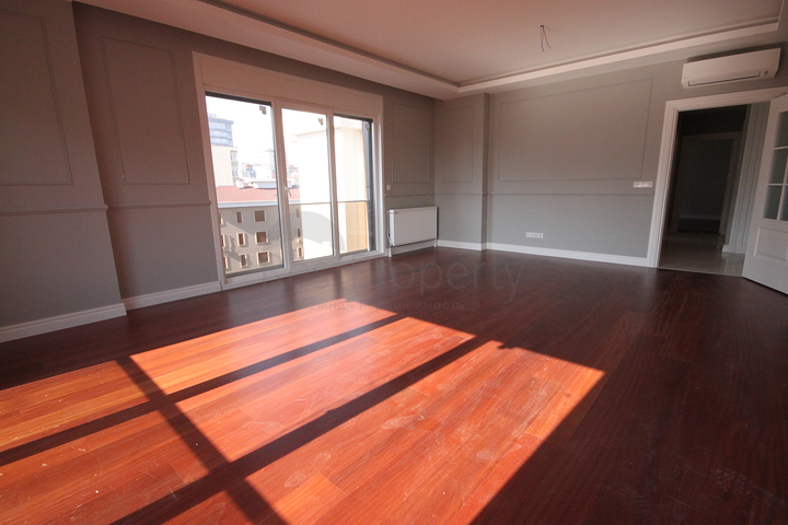 For sale 4-bedroom apartment in famous area of Kadikoy
