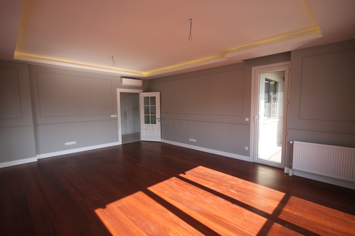 For sale 4-bedroom apartment in famous area of Kadikoy