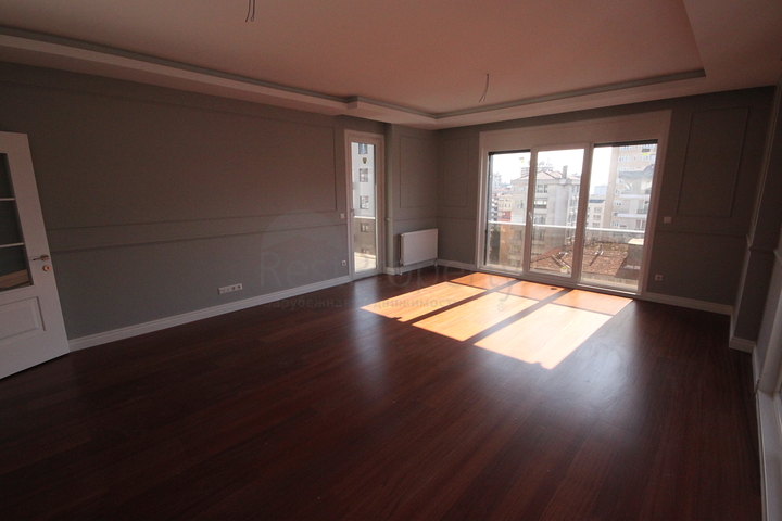 For sale 4-bedroom apartment in famous area of Kadikoy