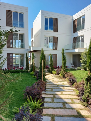 4+1 penthouse in a complex on the first coastline in the beautiful bay of Kucukbuk, Bodrum