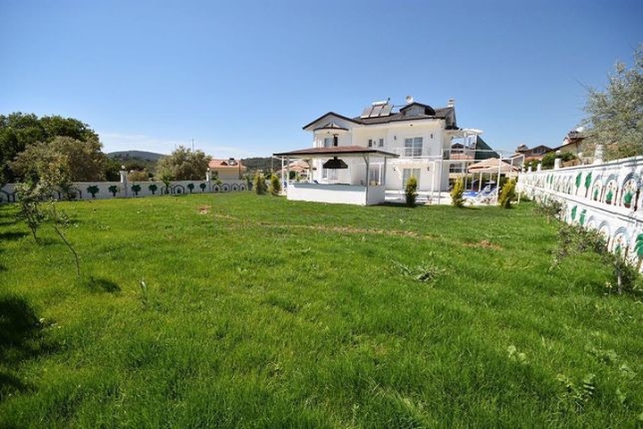 Spacious 6 + 1 villa with private pool in Fethiye