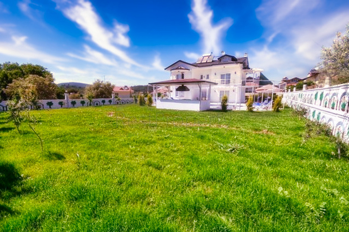 Spacious 6 + 1 villa with private pool in Fethiye