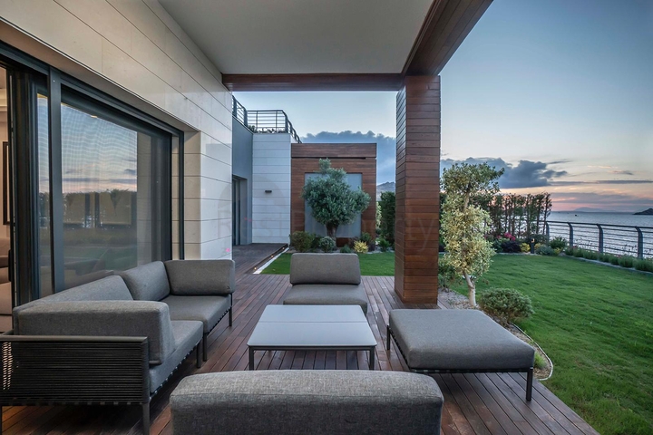 An elite complex with a hotel concept on the first coastline in Yalikavak district