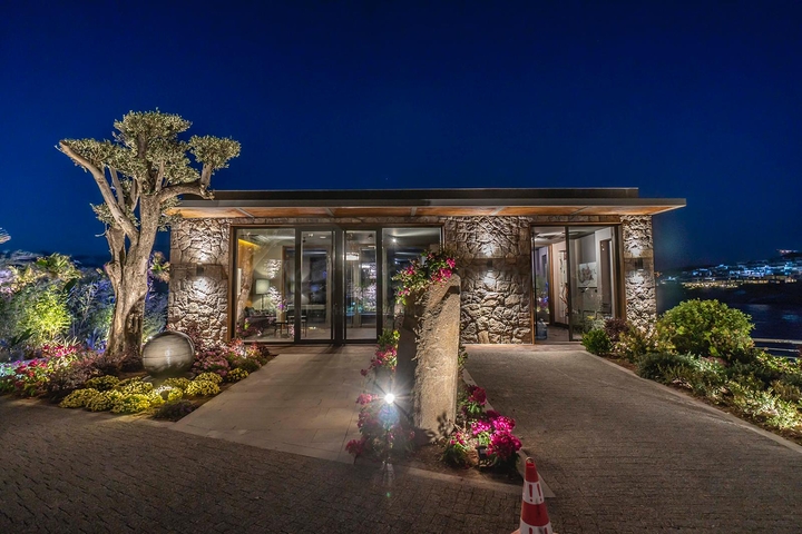 An elite complex with a hotel concept on the first coastline in Yalikavak district