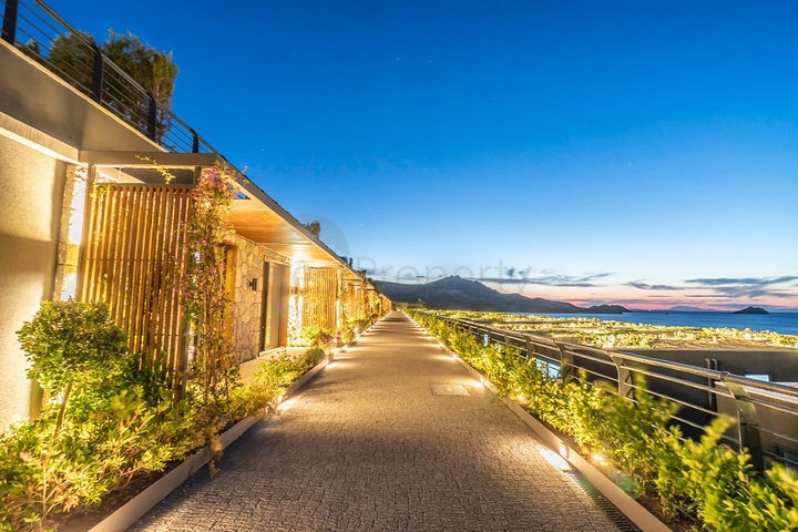 An elite complex with a hotel concept on the first coastline in Yalikavak district