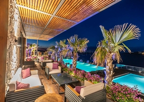 An elite complex with a hotel concept on the first coastline in Yalikavak district