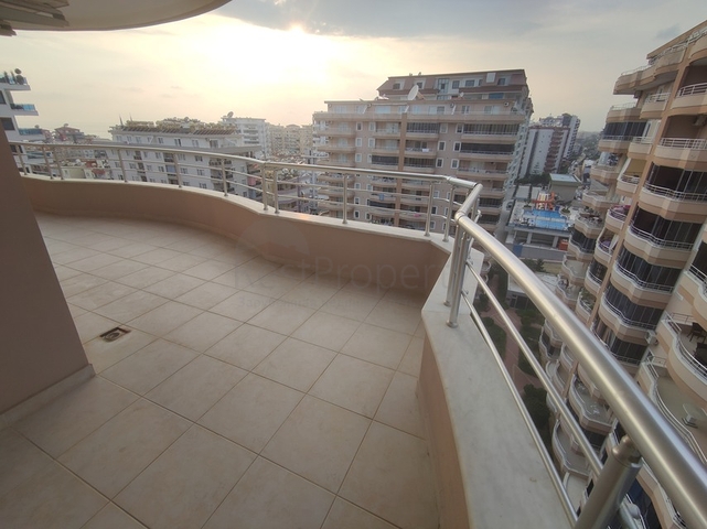 Five-room penthouse in Mahmutlar 