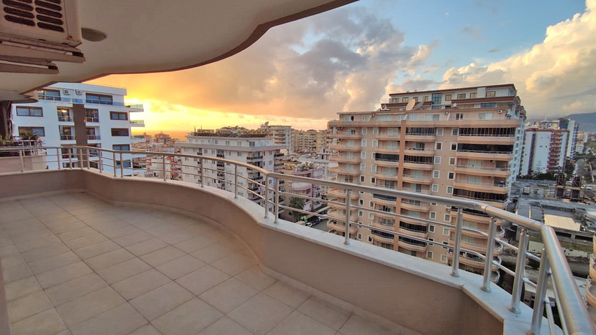 Five-room penthouse in Mahmutlar 