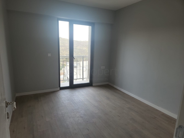 Comfortable 2+1 apartment in a complex with lake and mountain views in Bogazichi district