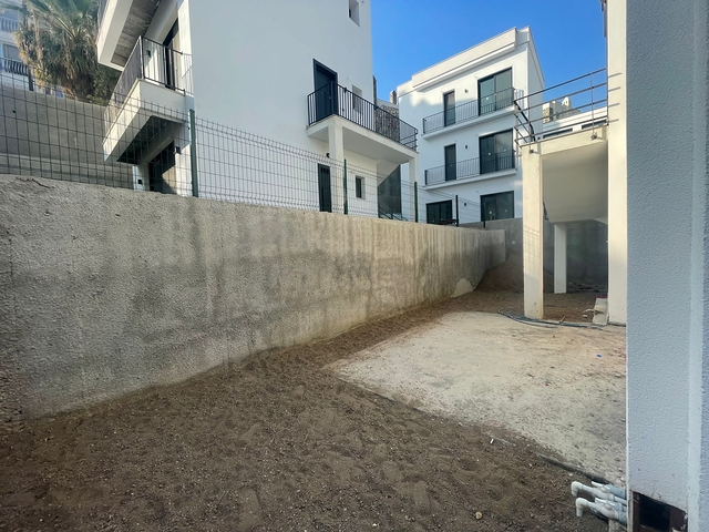 Comfortable 2+1 apartment in a complex with lake and mountain views in Bogazichi district