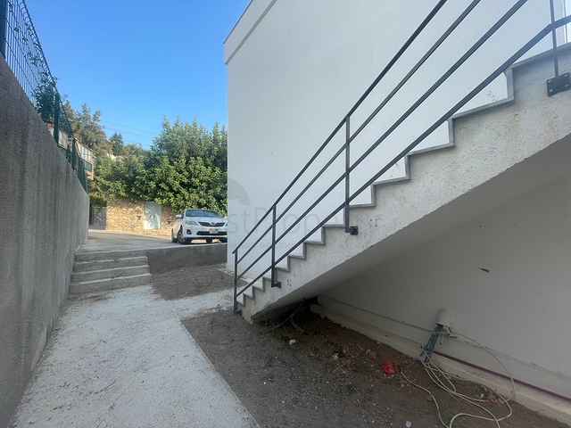 Comfortable 2+1 apartment in a complex with lake and mountain views in Bogazichi district