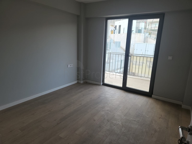 Comfortable 2+1 apartment in a complex with lake and mountain views in Bogazichi district