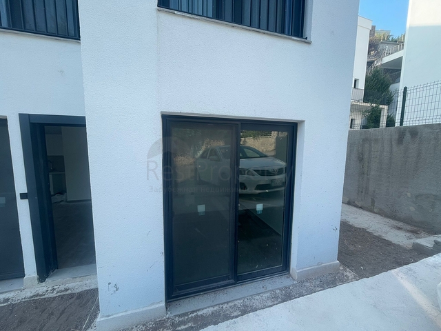 Comfortable 2+1 apartment in a complex with lake and mountain views in Bogazichi district