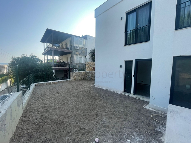 Comfortable 2+1 apartment in a complex with lake and mountain views in Bogazichi district