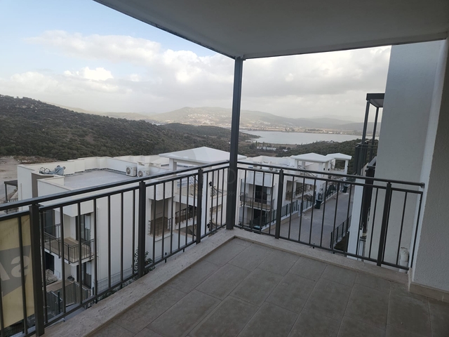 Comfortable 2+1 apartment in a complex with lake and mountain views in Bogazichi district