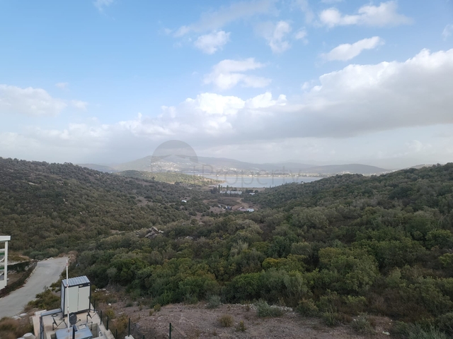 Comfortable 2+1 apartment in a complex with lake and mountain views in Bogazichi district