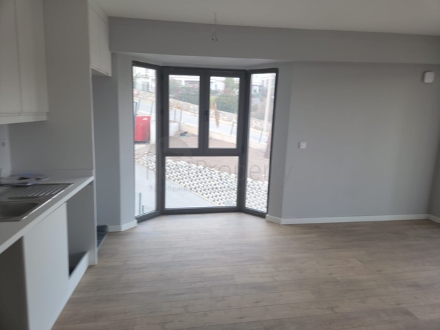 Comfortable 2+1 apartment in a complex with lake and mountain views in Bogazichi district