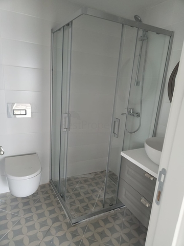 Comfortable 2+1 apartment in a complex with lake and mountain views in Bogazichi district