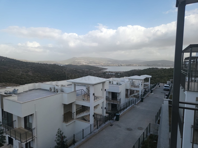 Comfortable 2+1 apartment in a complex with lake and mountain views in Bogazichi district