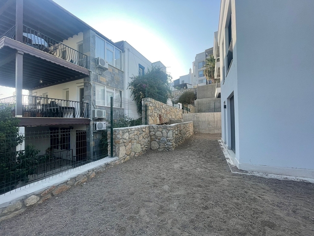 Comfortable 2+1 apartment in a complex with lake and mountain views in Bogazichi district