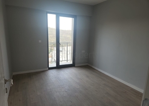 Comfortable 2+1 apartment in a complex with lake and mountain views in Bogazichi district