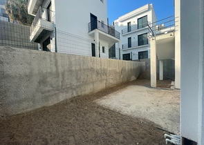 Comfortable 2+1 apartment in a complex with lake and mountain views in Bogazichi district