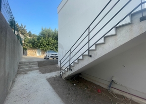 Comfortable 2+1 apartment in a complex with lake and mountain views in Bogazichi district