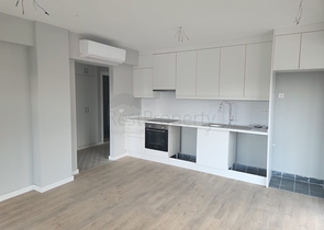 Comfortable 2+1 apartment in a complex with lake and mountain views in Bogazichi district