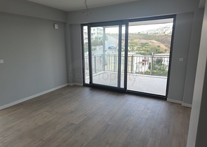 Comfortable 2+1 apartment in a complex with lake and mountain views in Bogazichi district