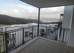 Comfortable 2+1 apartment in a complex with lake and mountain views in Bogazichi district