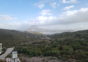 Comfortable 2+1 apartment in a complex with lake and mountain views in Bogazichi district