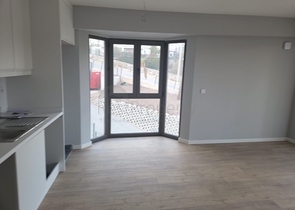 Comfortable 2+1 apartment in a complex with lake and mountain views in Bogazichi district