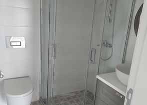 Comfortable 2+1 apartment in a complex with lake and mountain views in Bogazichi district