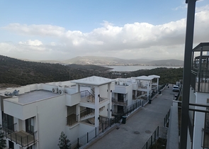 Comfortable 2+1 apartment in a complex with lake and mountain views in Bogazichi district