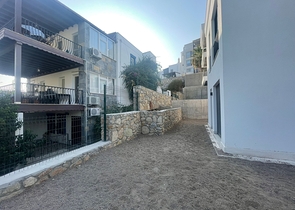 Comfortable 2+1 apartment in a complex with lake and mountain views in Bogazichi district